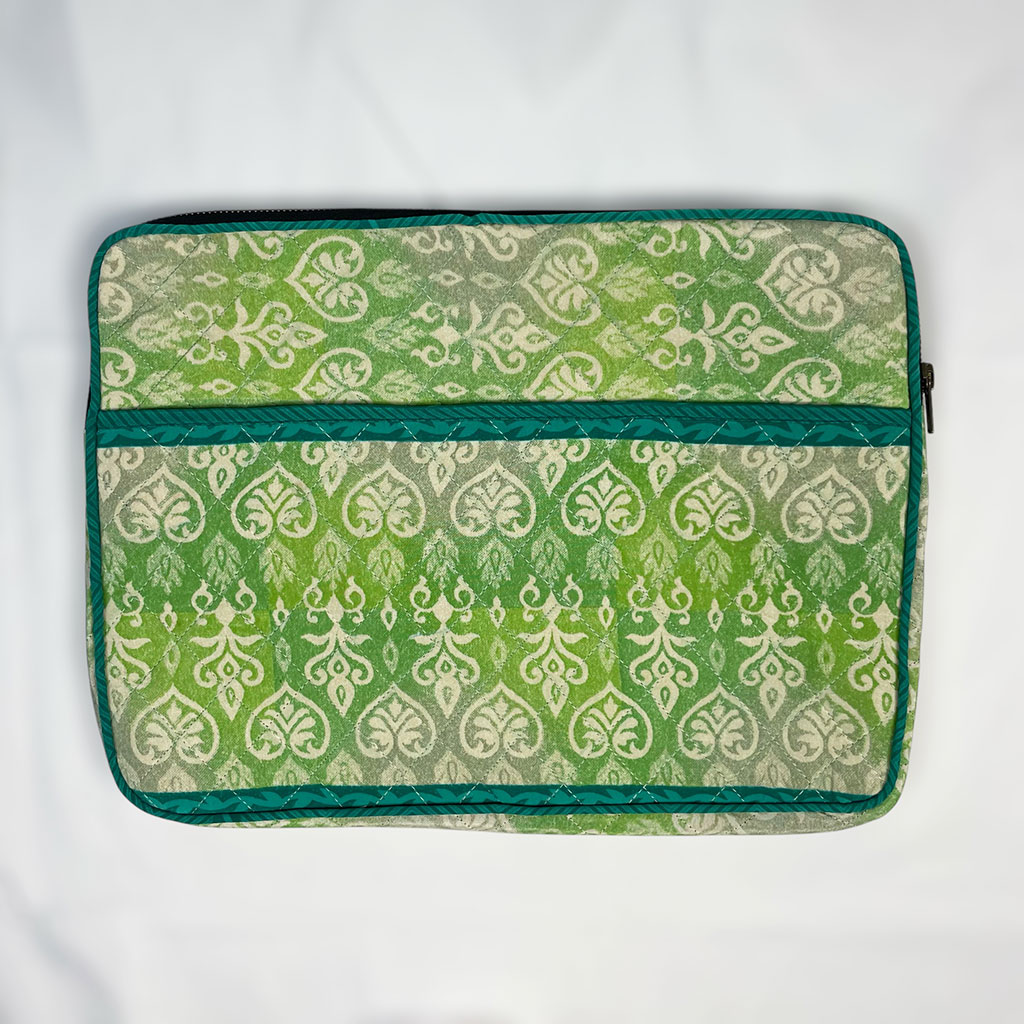 Laptop sleeve af upcycled sari