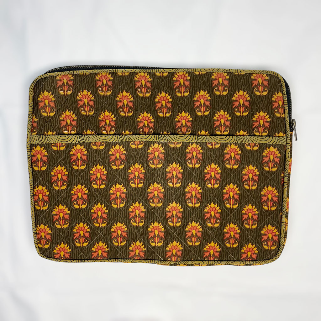 Laptop sleeve af upcycled sari